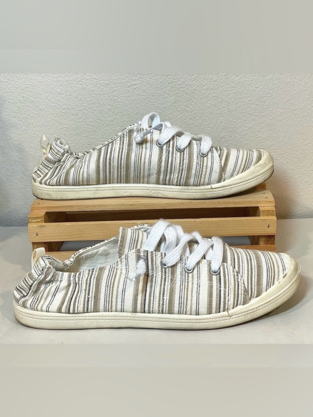 Maurices “Mariah” Cream Beige Black Striped Scrunch Back Sneaker | EUC